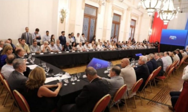 Reunión en el Salón Blanco de la Casa Gobierno
